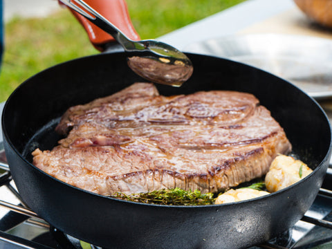 野炊鑄鐵鍋煎牛排 : 露營豪華大餐,餓了就該吃牛排
