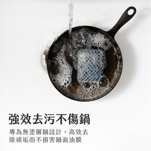 這款環我漂漂刷擁有內置的蜂窩型矽膠墊,這種設計使其能夠靈活彎曲,從而清潔鍋具的各個角落。這不僅確保了清潔效果,而且大大減輕了清潔時的勞動強度。其獨特的材質與設計使其成為廚房清潔的高效工具。