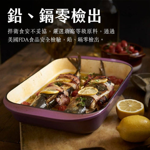 鉛鎘零檢出 - 『展示Denny 琺瑯鑄鐵烤盤在廚房中的安全使用,強調其通過國際食品安全標準,無重金屬鉛鎘檢出的特點。』