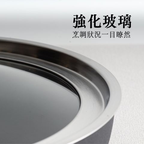 專為黑平鍋設計的耐熱強化玻璃蓋,提供清晰的視窗,讓您精準掌控烹飪過程,結合實用性與美觀。具備散熱氣孔的玻璃蓋,保證烹飪過程的安全,避免蒸氣積壓,確保美味與健康兼得。配備天然櫸木鍋鈕的專業級玻璃蓋,不僅易於操作,且增添廚具的自然與優雅風格。