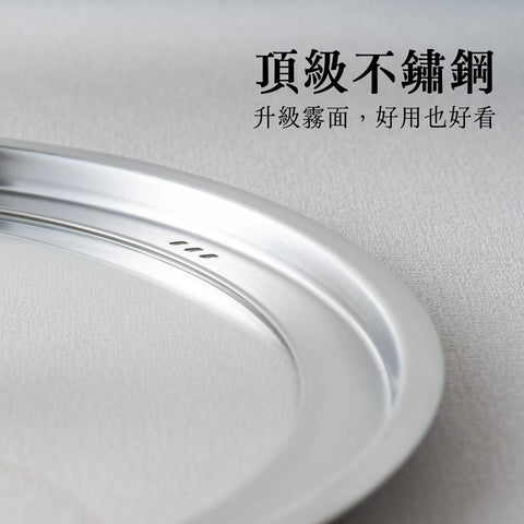 專為黑平鍋設計的耐熱強化玻璃蓋,提供清晰的視窗,讓您精準掌控烹飪過程,結合實用性與美觀。具備散熱氣孔的玻璃蓋,保證烹飪過程的安全,避免蒸氣積壓,確保美味與健康兼得。配備天然櫸木鍋鈕的專業級玻璃蓋,不僅易於操作,且增添廚具的自然與優雅風格。