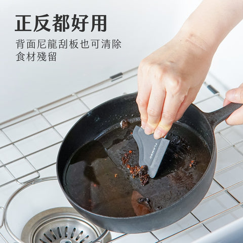 魔刮多功能清潔刮板,矽膠與不鏽鋼設計,適用於各類鍋具,深層清潔。 輕巧多角度清潔刮板,矽膠和不鏽鋼雙料結合,家庭和露營適用。 魔刮刮板,專為困難清潔頑垢設計,便攜多用途,廚房清潔利器。
