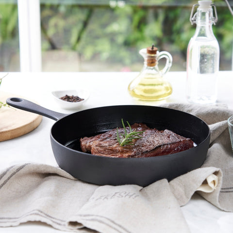 煎牛排實力展示 - 『黑平鍋煎制牛排的照片,強調其出色的煎烤能力和食物美味度。』