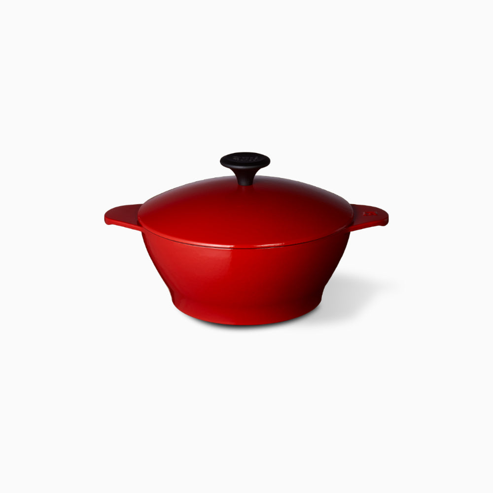 21公分胭脂紅 - 『展示21公分胭脂紅Radford鑄鐵鍋，為廚房增添一抹熱情色彩。』