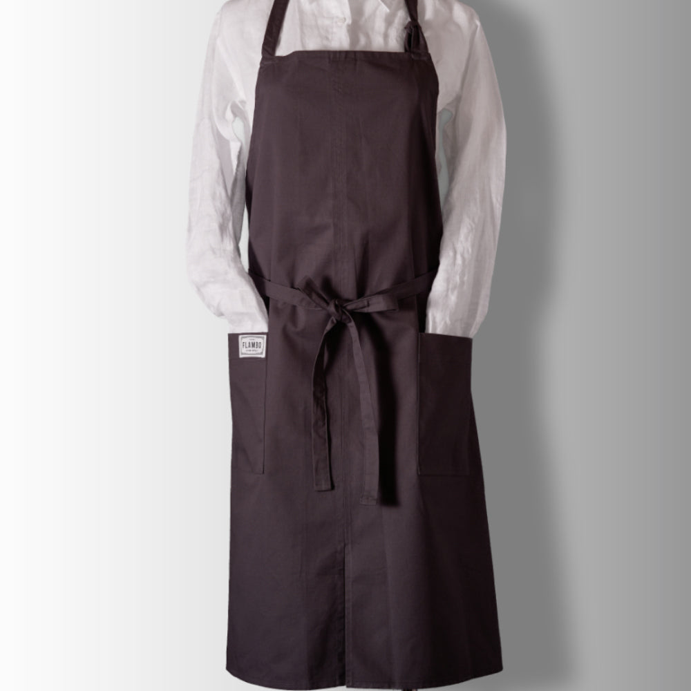 舒適透氣 - 『職人純棉圍裙#01，採用100%純棉材質，即使在炎熱廚房中也能保持舒適透氣，適合長時間穿著。』 時尚實用 - 『結合時尚外觀與實用設計，這款圍裙擁有大容量雙口袋，讓您輕鬆存取工具，提升烹飪效率。』 靈活舒適 - 『設計考究的職人純棉圍裙，特有的加長腰帶與下擺開衩，確保穿著者在廚房中自如活動，展現專業風範。』