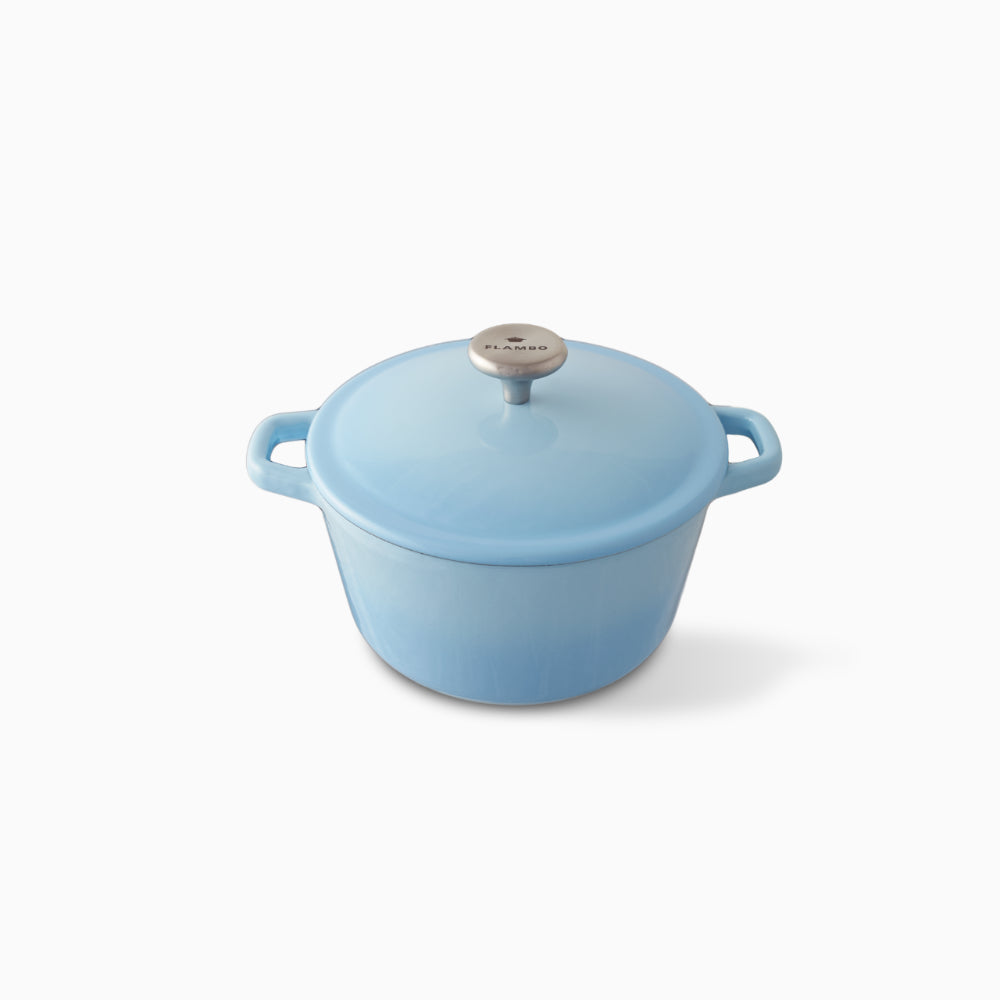 天堂藍 - 『Mini 琺瑯鑄鐵圓鍋的天堂藍色版本，展現其清新雅致的色彩，為廚房帶來一抹寧靜的天空藍。』
