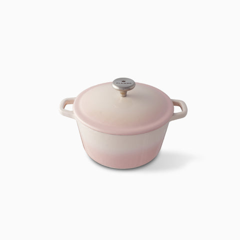 茱萸粉 - 『Mini 圓鍋的茱萸粉色版本,展示其溫暖而浪漫的色調,為您的廚房增添一份柔和的女性魅力。』