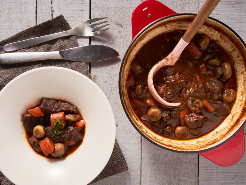 美國廚神Julia Child的經典紅酒燉牛肉：此生必做必吃的鑄鐵鍋燉肉料理