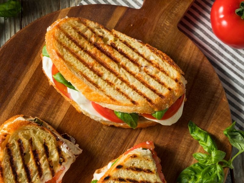 義式卡布里帕尼尼：一個燒烤盤就能完成的熱壓三明治