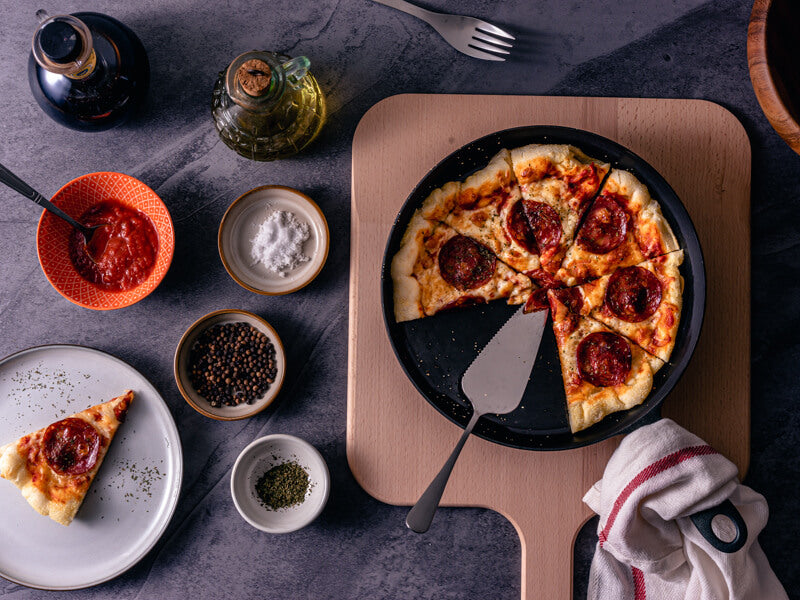 鑄鐵鍋義式臘腸披薩：不用石板也能在家做出餐廳級Pizza