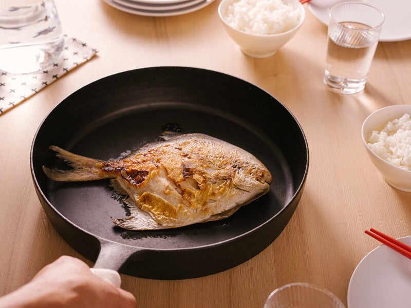 鑄鐵鍋煎白鯧：家家必備年菜，教你如何煎得恰恰又不沾