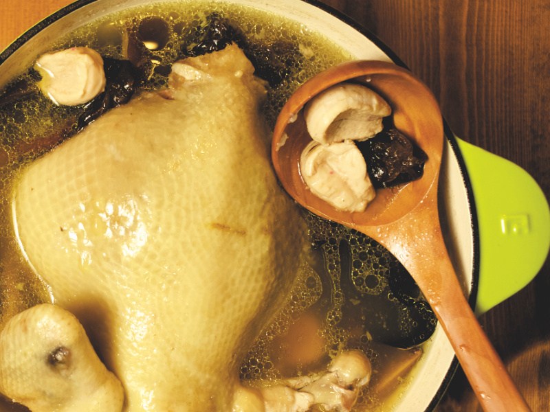 香菇鮑魚雞湯：團圓暖心年菜好湯食譜