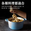 各種料理都適合 - 『Mini 琺瑯鑄鐵圓鍋在製作多樣化料理的場景，如燉湯和烤肉，展示其適用於各類菜餚的多功能性。』