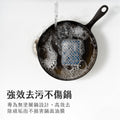這款環我漂漂刷擁有內置的蜂窩型矽膠墊，這種設計使其能夠靈活彎曲，從而清潔鍋具的各個角落。這不僅確保了清潔效果，而且大大減輕了清潔時的勞動強度。其獨特的材質與設計使其成為廚房清潔的高效工具。