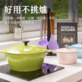 好用不挑爐 - 『Radford 鑄鐵鍋適用於各種烹飪熱源的場景，包括感應爐和電磁爐，展示其多功能性。』