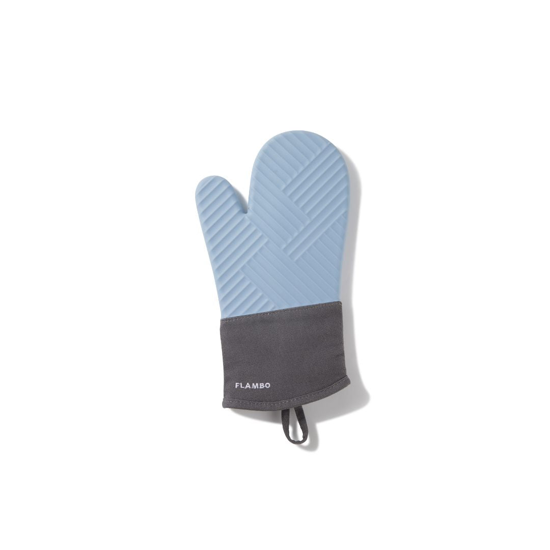 Flambo加長型矽膠隔熱手套，特殊防滑設計，耐高溫至220℃，保護手臂免受燙傷，適用於各種烹飪場合。舒適且易於穿戴的Flambo隔熱手套，加長保護設計，通過美國FDA安全認證，適合廚房各類高溫操作。