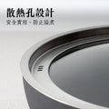 專為黑平鍋設計的耐熱強化玻璃蓋，提供清晰的視窗，讓您精準掌控烹飪過程，結合實用性與美觀。具備散熱氣孔的玻璃蓋，保證烹飪過程的安全，避免蒸氣積壓，確保美味與健康兼得。配備天然櫸木鍋鈕的專業級玻璃蓋，不僅易於操作，且增添廚具的自然與優雅風格。