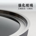 專為黑平鍋設計的耐熱強化玻璃蓋，提供清晰的視窗，讓您精準掌控烹飪過程，結合實用性與美觀。具備散熱氣孔的玻璃蓋，保證烹飪過程的安全，避免蒸氣積壓，確保美味與健康兼得。配備天然櫸木鍋鈕的專業級玻璃蓋，不僅易於操作，且增添廚具的自然與優雅風格。