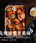 先烤後煮更美味 - 『Denny 鑄鐵烤盤在烤箱中烤制食物，然後轉至爐面完成烹飪的場景，展示其烤煮兩用的多功能性。』