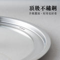 專為黑平鍋設計的耐熱強化玻璃蓋，提供清晰的視窗，讓您精準掌控烹飪過程，結合實用性與美觀。具備散熱氣孔的玻璃蓋，保證烹飪過程的安全，避免蒸氣積壓，確保美味與健康兼得。配備天然櫸木鍋鈕的專業級玻璃蓋，不僅易於操作，且增添廚具的自然與優雅風格。