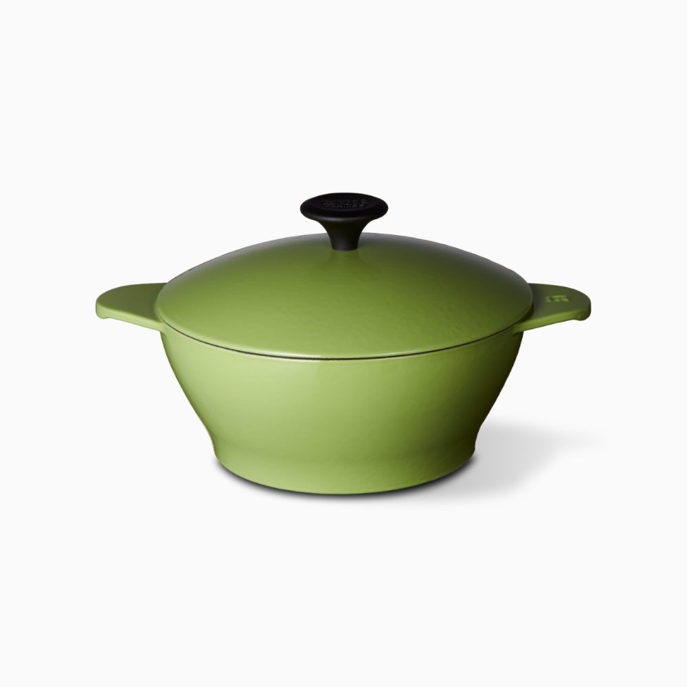 26公分橄欖綠 - 『Radford 26公分橄欖綠鑄鐵鍋，更大尺寸適合大家庭或聚會烹飪。』