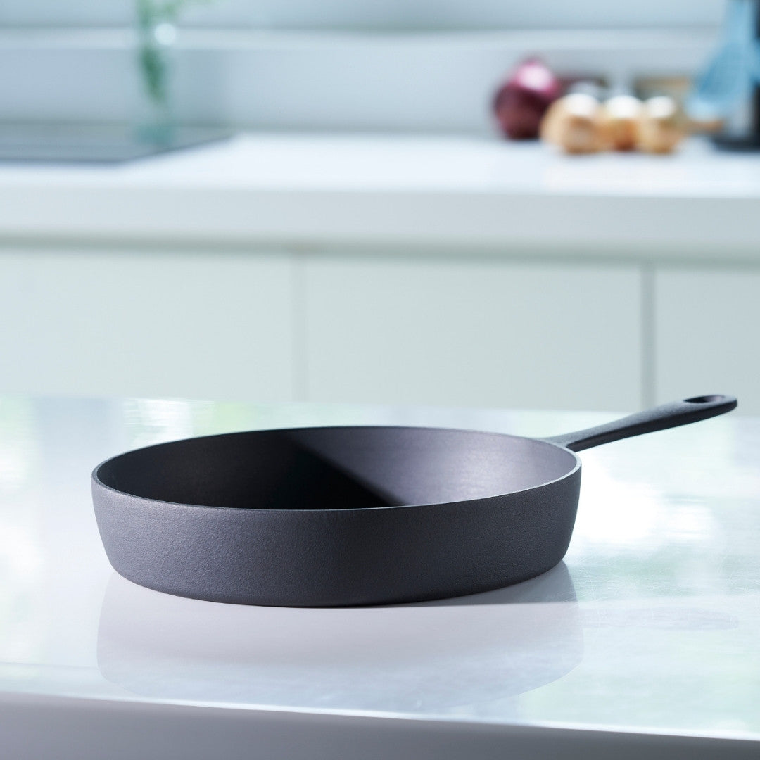 廚房時尚情境 - 『展示黑平鍋放在廚房檯面上的時尚與實用性，融入家居美學。』