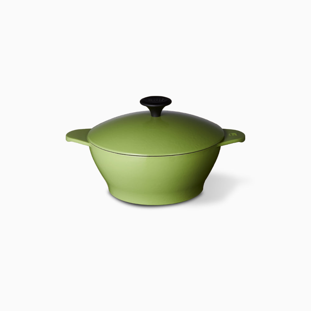 21公分橄欖綠 - 『Radford 21公分橄欖綠鑄鐵鍋，展現其獨特的色彩和適合小家庭的尺寸。』