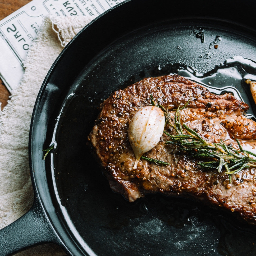 煎牛排實力展示 - 『黑平鍋煎制牛排的照片，強調其出色的煎烤能力和食物美味度。』