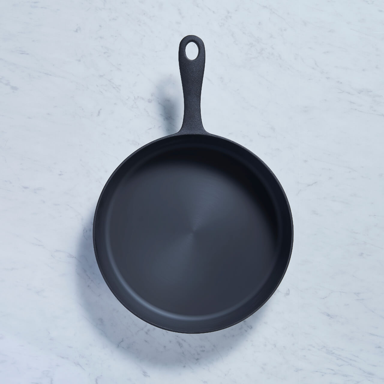 黑平鍋多角度展示 - 『從不同角度展示黑平鍋的設計和細節，突出其優雅外觀和精良工藝。』