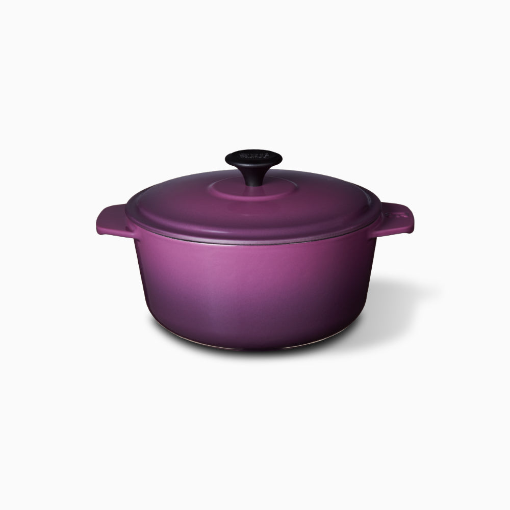 醋栗紫 - 『Alki 琺瑯鑄鐵鍋的醋栗紫版本，凸顯其高貴與獨特的設計美學。』