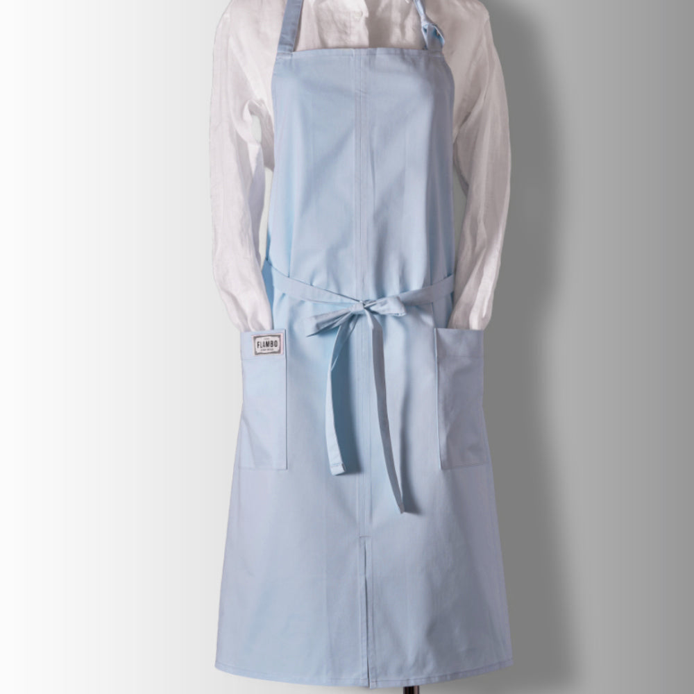 舒適透氣 - 『職人純棉圍裙#01，採用100%純棉材質，即使在炎熱廚房中也能保持舒適透氣，適合長時間穿著。』 時尚實用 - 『結合時尚外觀與實用設計，這款圍裙擁有大容量雙口袋，讓您輕鬆存取工具，提升烹飪效率。』 靈活舒適 - 『設計考究的職人純棉圍裙，特有的加長腰帶與下擺開衩，確保穿著者在廚房中自如活動，展現專業風範。』